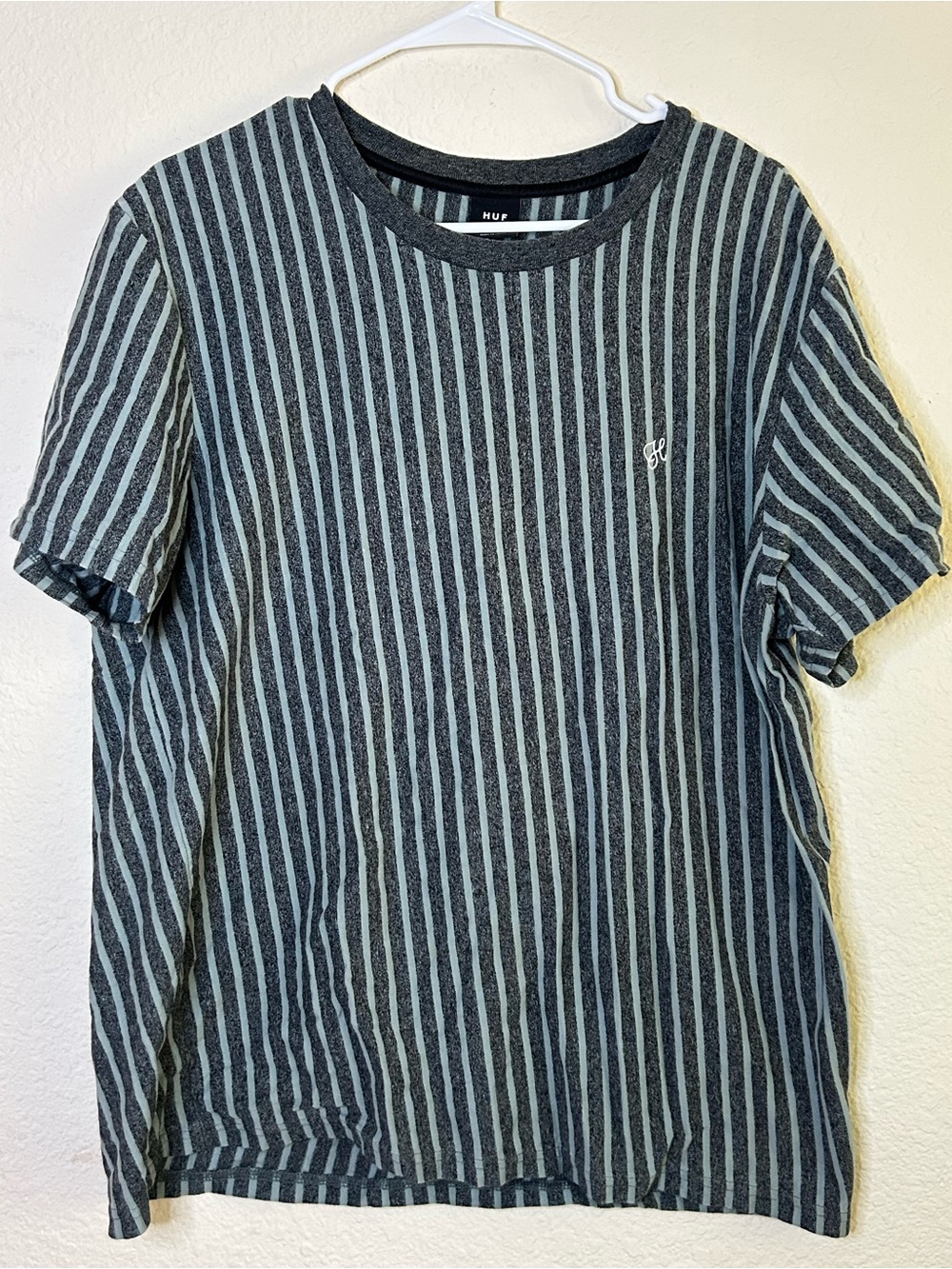 HUF Charcoal & Light Gray Vertical Stripe Short Sleeve Tee XL Mens Casual Summer